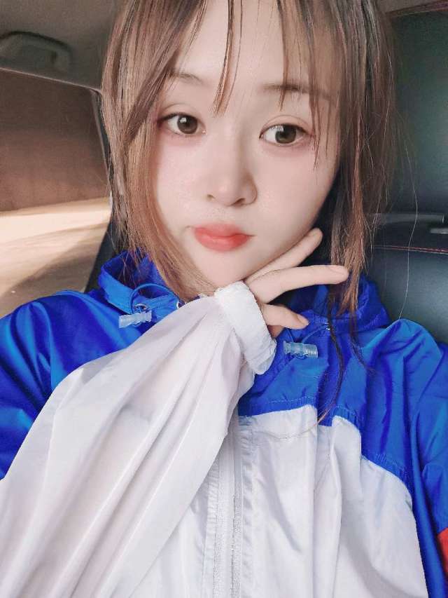 22岁 身高168 c罩杯，细皮嫩肉学生气质