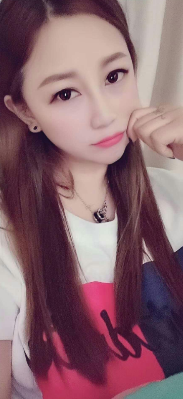 皮肤滑嫩大胸桃形臀的川妹子，情人感觉